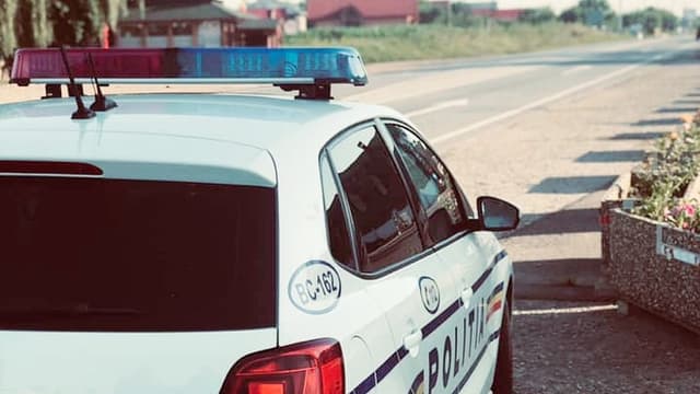 După 6 Ani de Căutări, Polițiștii din Răcăciuni Găsesc Fugarul cu Mandat de Arestare în Bacău