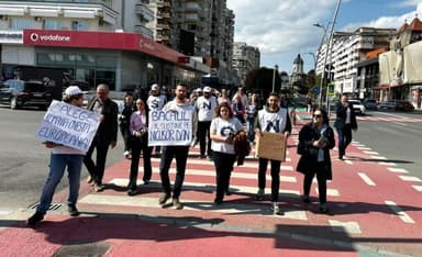  Băcăuanii Adună Forțe pentru Nicușor Dan în Inima Orașului, Penultima Zi de Campanie Prezidențială din România