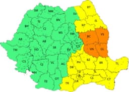  Cod portocaliu pentru ploi torențiale și vijelii! Descărcări electrice și grindină anunțate în weekend.